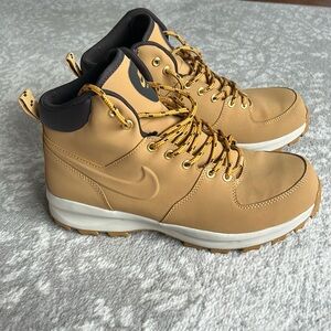 Men’s Nike Manoa Leather Boots, size 10.5